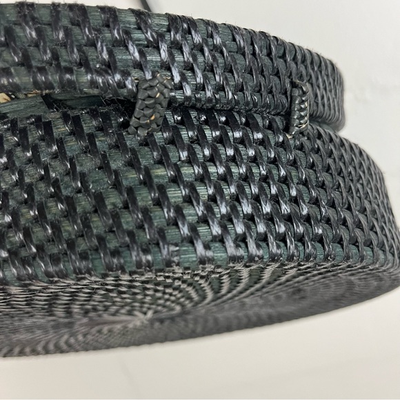 Wicker Crossbody Bag Vintage Style Lined interior Black circular Bag Clasp Close - Picture 8 of 17